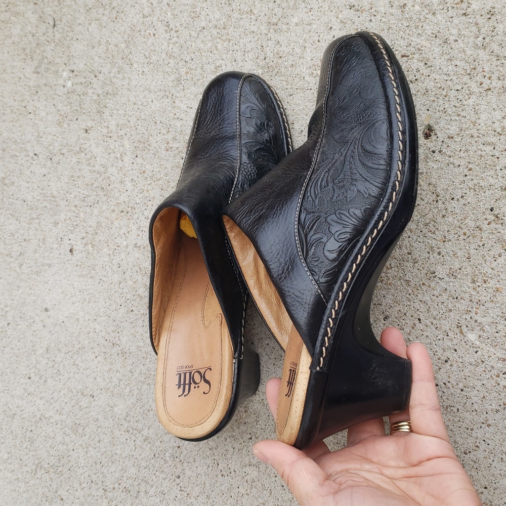 Sofft Floral Embossed Black Leather Slip On Mules Clogs Size 7.5 Comfort Neutral - Picture 11 of 16